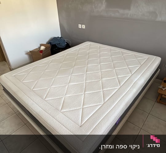 מזרן נקי על מיטה בחדר שינה